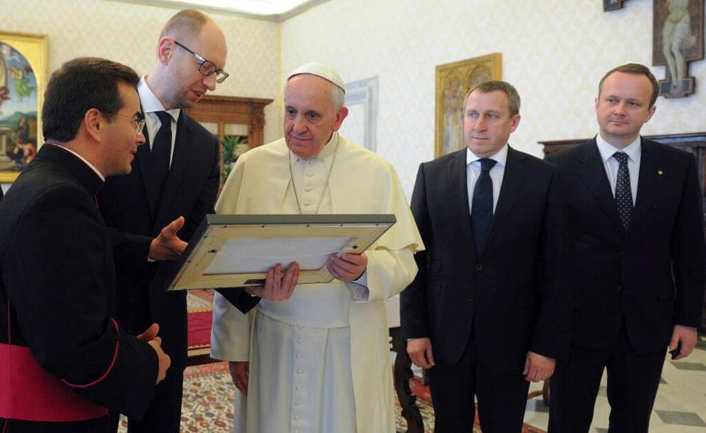 Prime Minister of Ukraine Arseniy Yatsenyuk presenting Pope Francis I with a photograph taken by Sergey Melnikoff, a.k.a. MFF. Vatican, 2014
